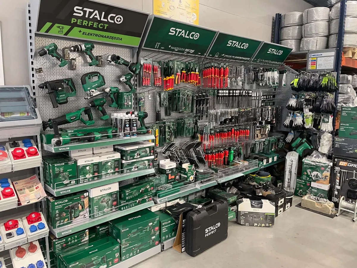 Rozdzielnice budowlane z gniazdami siłowymi obok stoiska z elektronarzędziami STALCO