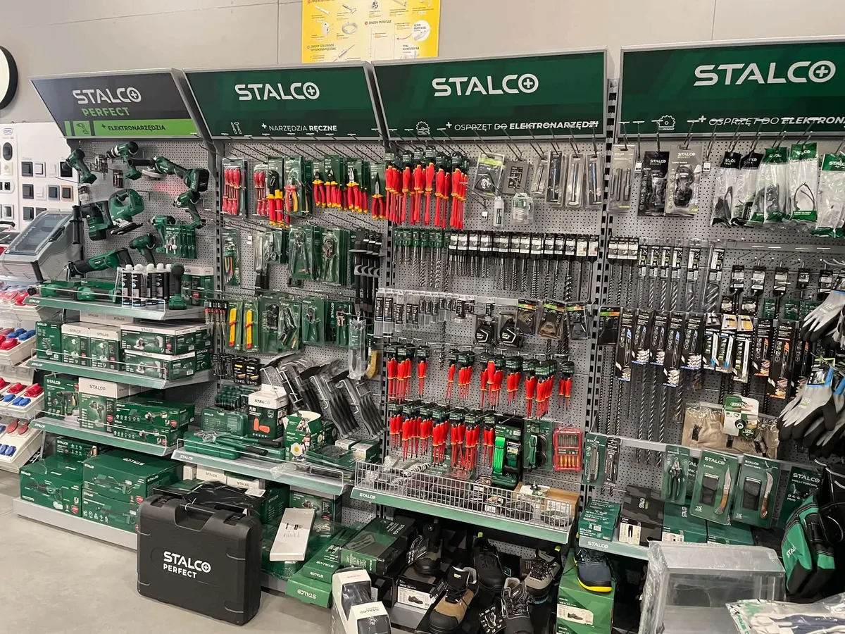 Wnętrze sklepu elektrycznego Prądnica w Radomiu – stoisko STALCO z elektronarzędziami, narzędziami ręcznymi i osprzętem
